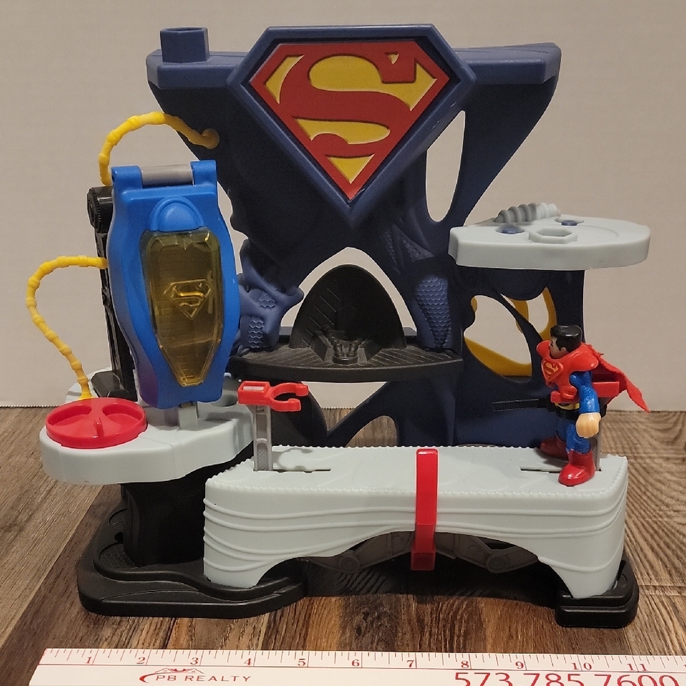 Fisher Price Imaginext DC Super Friends Superman Playset with Figurine